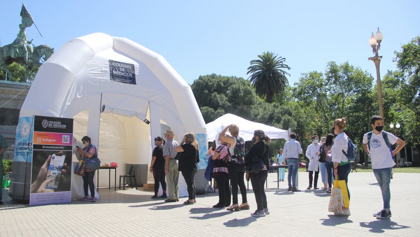 Fila en Plaza San Martín para hacer análisis de detección temprana de la diabetes.