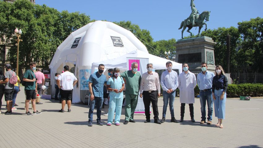 De la Campaña Pública participaron estudiantes avanzados de Medicina y del Curso Agente Sanitario de la Escuela de Oficios de la UNR.