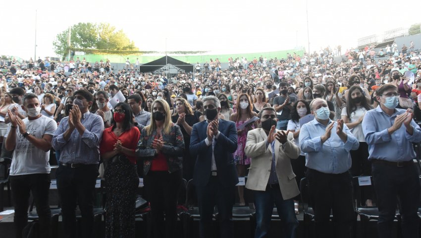 El acto contó con la presencia de diversas autoridades quienes luego subieron al escenario para la entrega de diplomas.