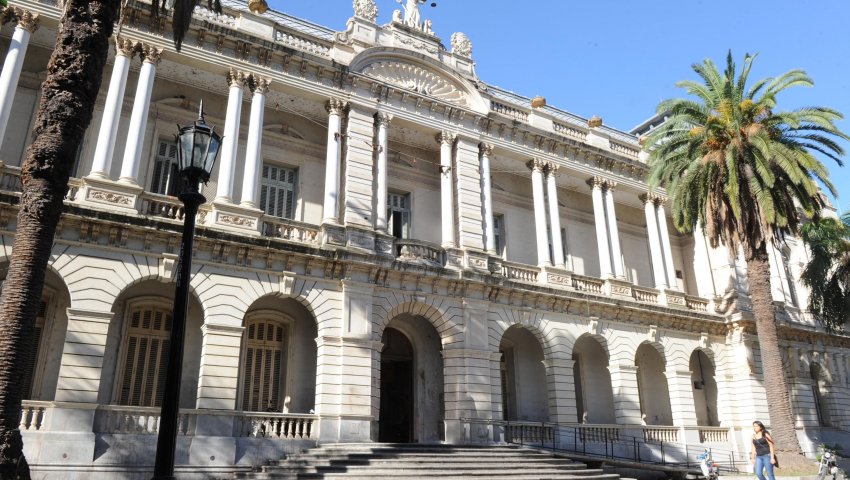 El edificio fue construido por el arquitecto inglés Herbert Boyd Walke y, desde 1960, es la sede de la Facultad de Derecho.